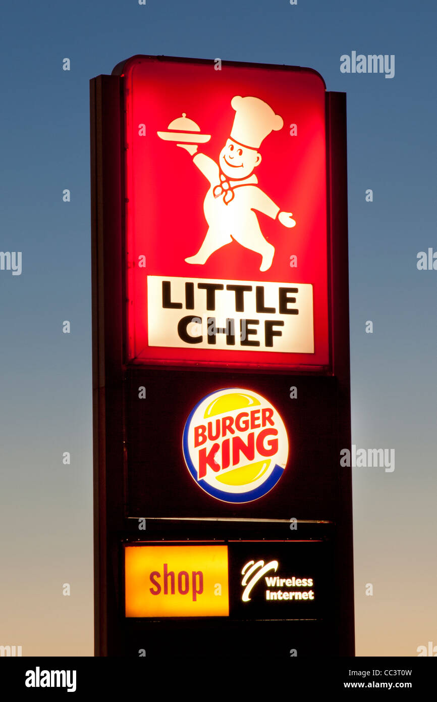 kleinen Koch und Burger King zu unterzeichnen, mit Shop und drahtlosem Internetzugang an der Tankstelle in england Stockfoto