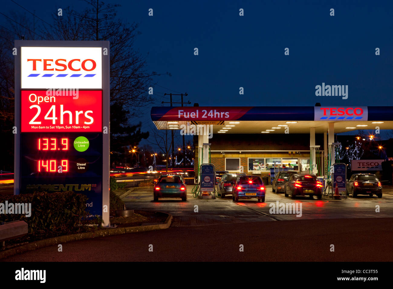 Tesco Treibstoff Garage Tankstelle bei Nacht Stockfoto