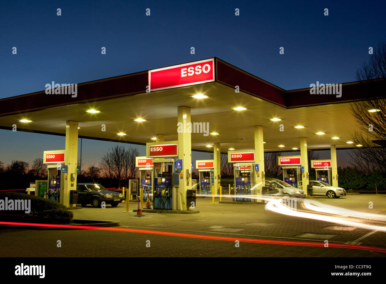 Esso Benzin Garage Tankstelle bei Nacht Stockfoto