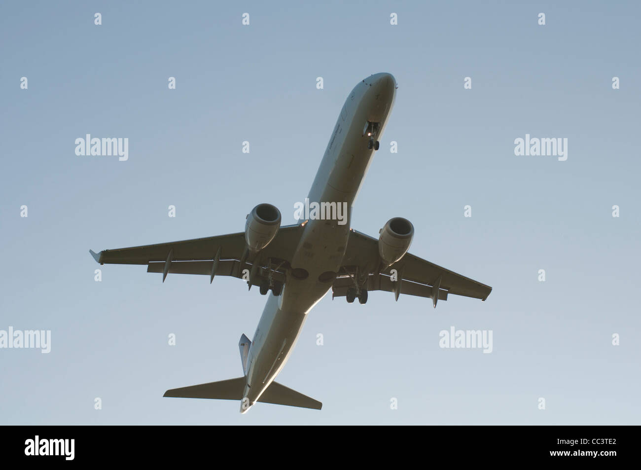 Lufthansa CityLine Embraer 195 nähert sich Flughafen Birmingham, UK Stockfoto
