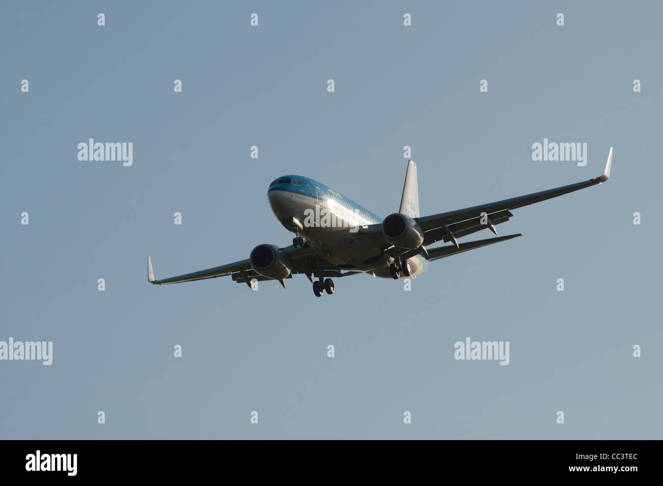 KLM Boeing 737 nähert sich Flughafen Birmingham, UK Stockfoto