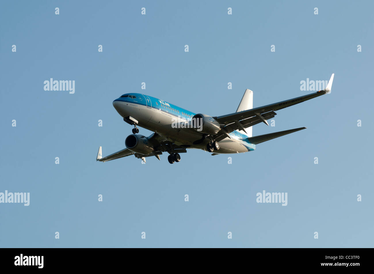 KLM Boeing 737 nähert sich Flughafen Birmingham, UK Stockfoto