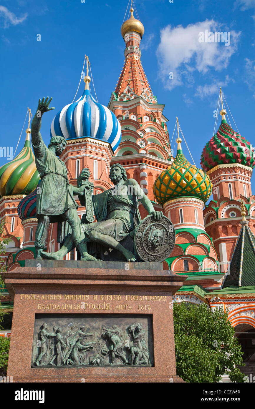 Russland, Moskau, Roter Platz, Statue von Kusma Minin & Dmitri Poscharski, Basilius Kathedrale Stockfoto