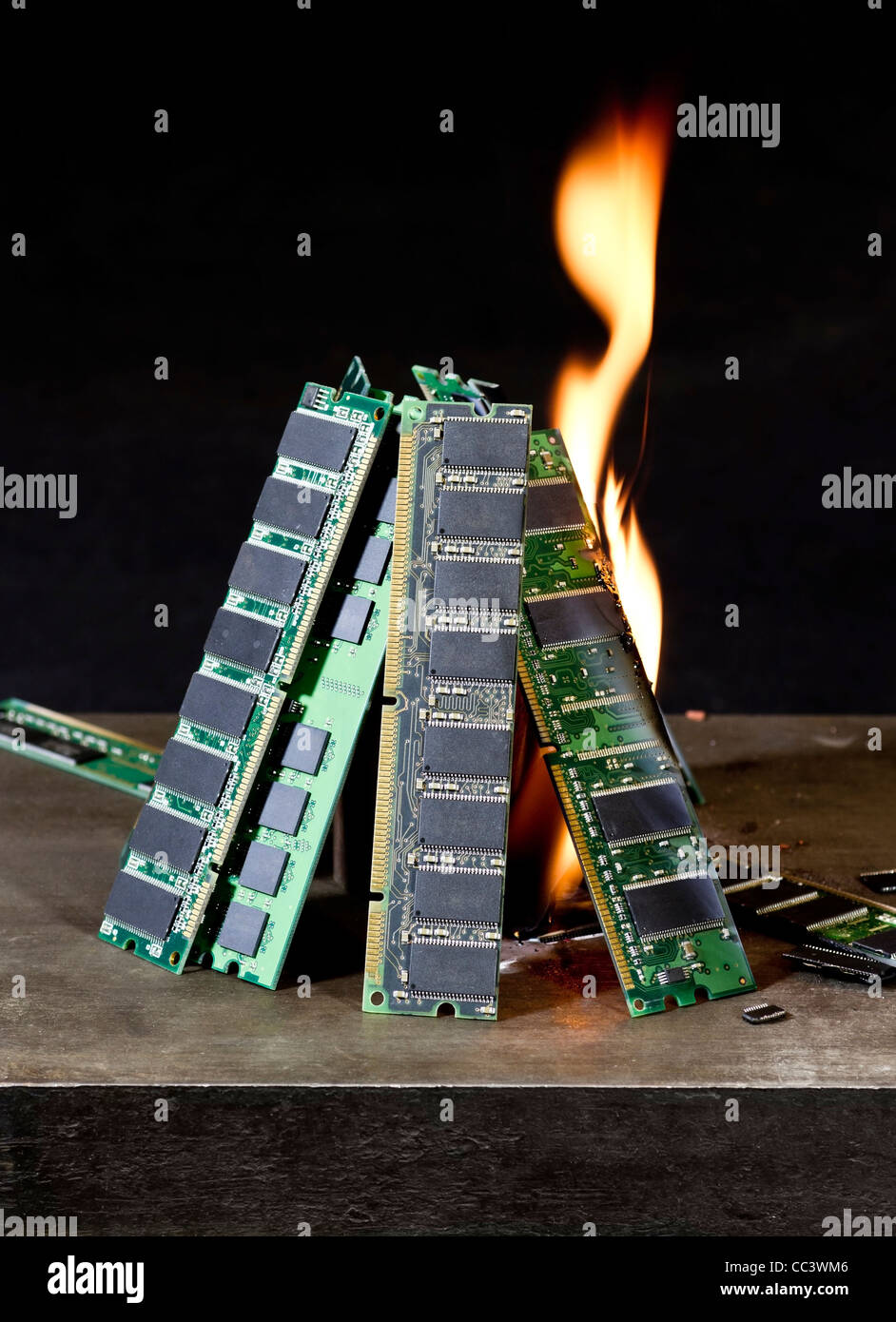 Haufen von random-Access Memory-Sticks und Flamme vor dunklen Rücken Stockfoto