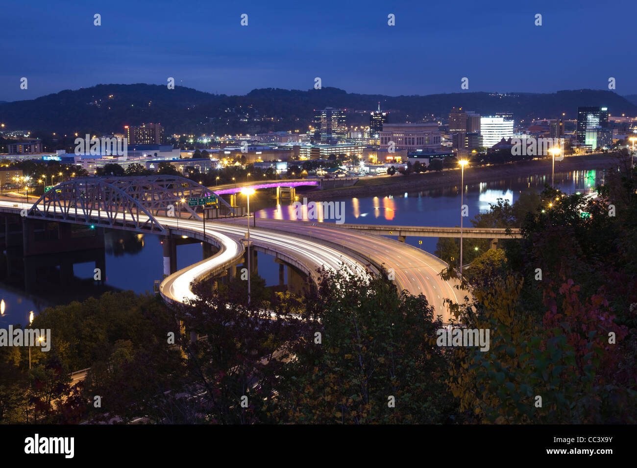 USA, West Virginia, Charleston, Stadt und i-64 Brücke, Abend Stockfoto