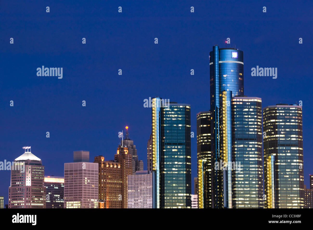 Skyline von Detroit, Renaissance Center und General Motors Welthauptquartier auf Detroit Fluß aus Windsor, Ontario, Kanada Stockfoto