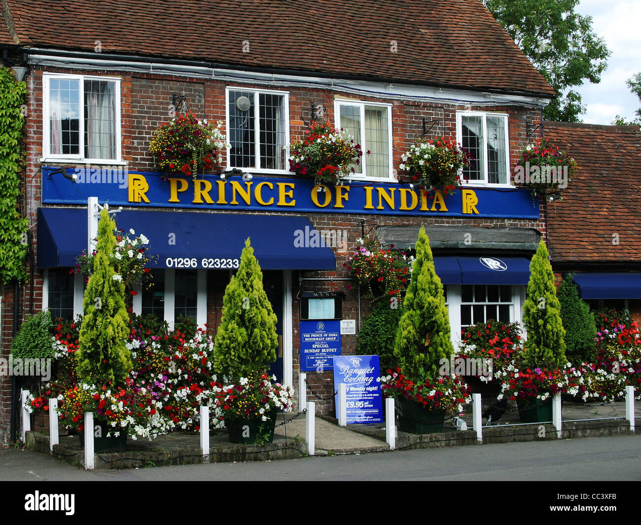 Der Prince of India Pub und Restaurant, Wendover, Bucks, UK mit blühenden Körbe und Nadelbäume Stockfoto