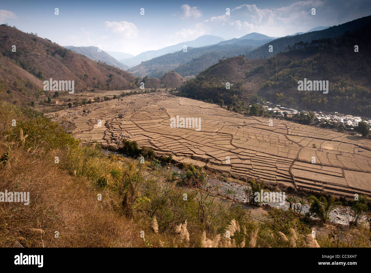 Indien, Arunachal Pradesh, Yazali Tal, landwirtschaftliche Felder auf felsigen Ranganadi River Flussaue Stockfoto