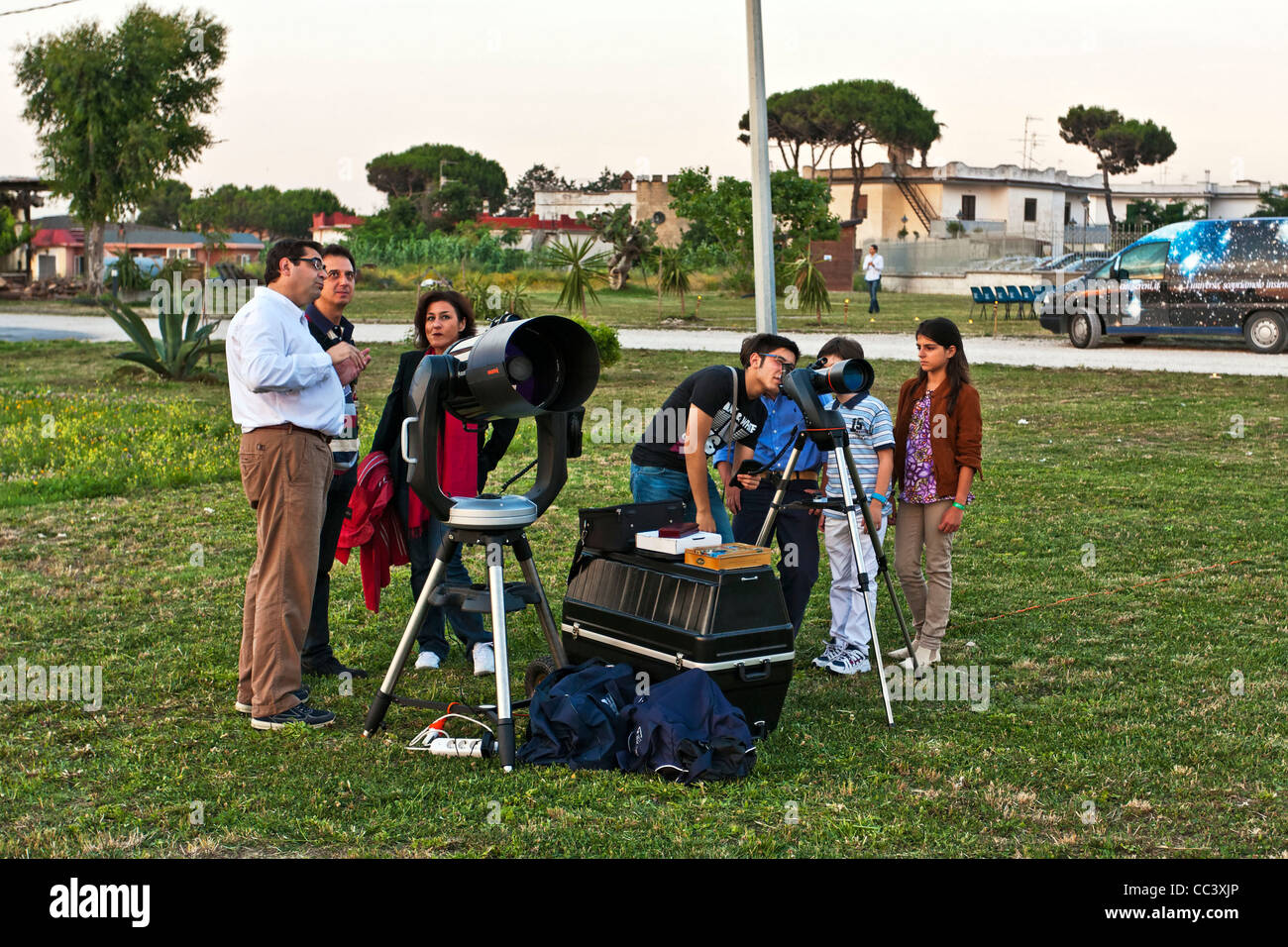 Goup Hobby Astronom warten auf eine Sonnenfinsternis in Liternum, Giugliano, Neapel, Italien Stockfoto