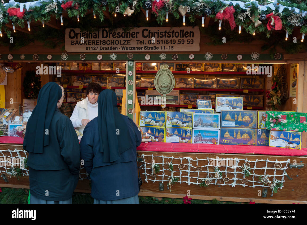 Zwei Nonnen an einem Christstollen Kuchen stand. Stietzelmarkt Weihnachtsmarkt in Dresden. Sachsen, Deutschland, Europa Stockfoto