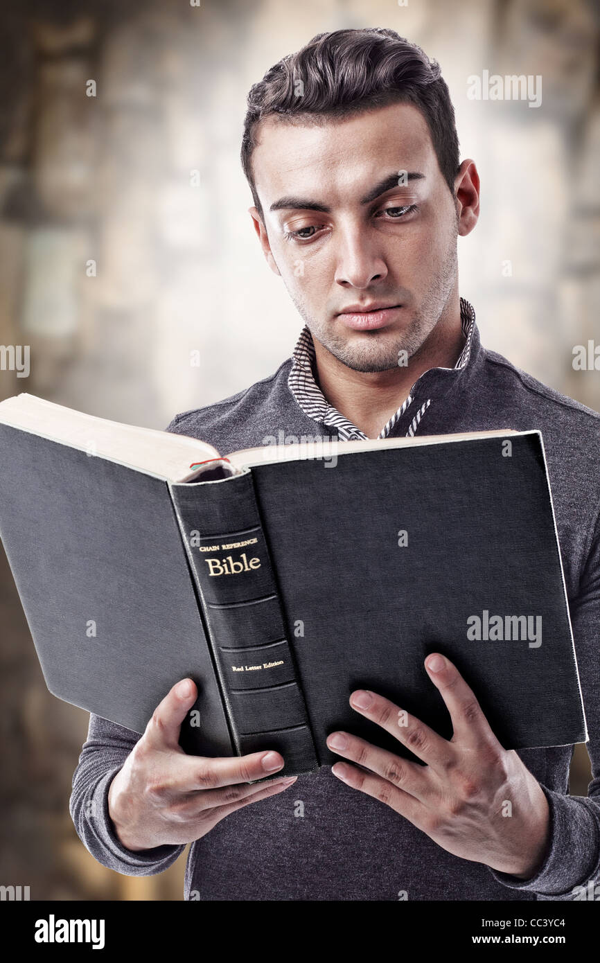 Porträt eines jungen Mannes, der die Heilige Bibel lesen Stockfoto