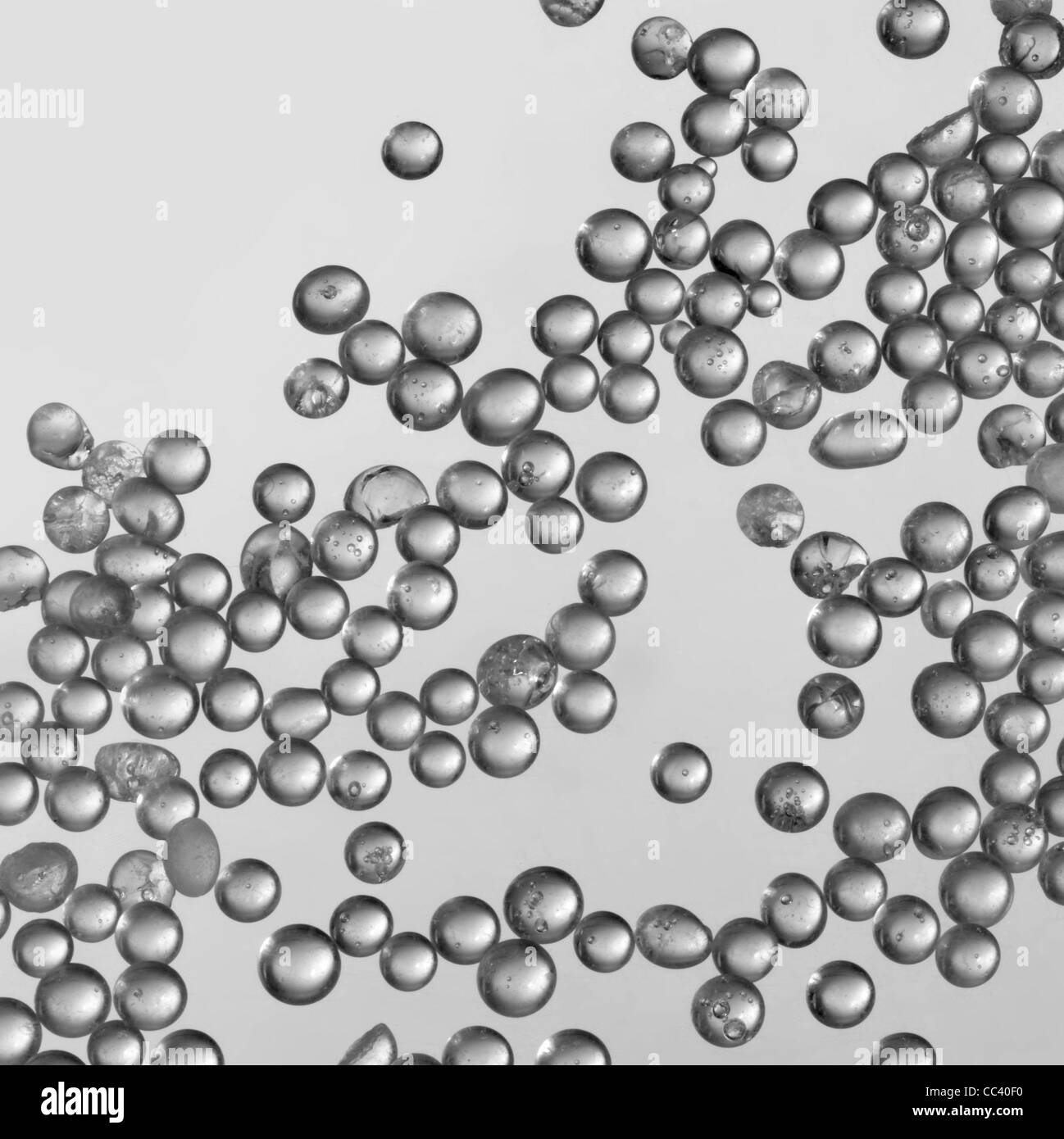 Wissenschaft-Thema mit transparenten Kügelchen in Licht zurück Stockfoto