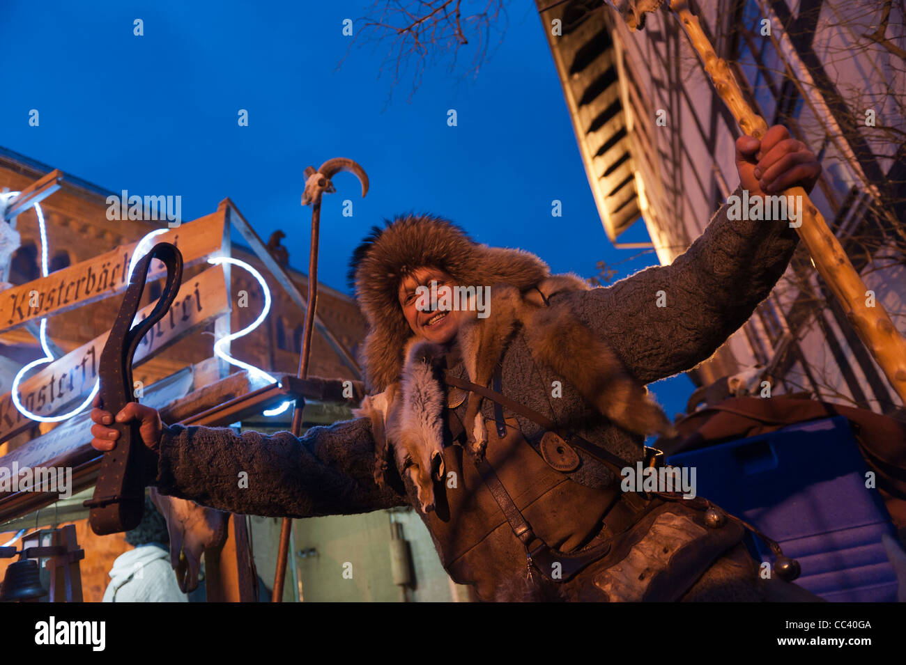 Standinhaber gekleidet wie ein Jäger auf dem Weihnachtsmarkt auf der Wartburg. Eisenach, Thüringen, Deutschland, Europa Stockfoto