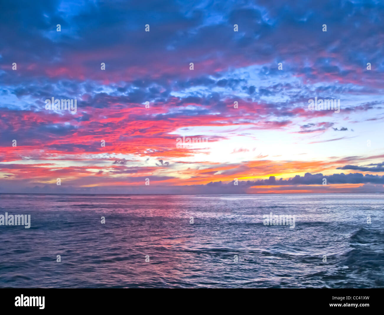 Leuchtenden Himmel am Meer bei Sonnenuntergang Stockfoto