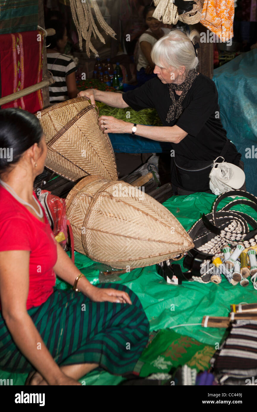 Indien, Arunachal Pradesh, Itanagar, Nagarlgun Markt, mittlere gealterte westliche Frau suchen zur hand gemachte Körbe Stockfoto