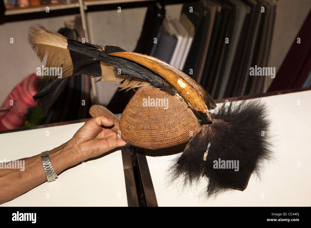 Indien, Arunachal Pradesh, Itanagar, Nagarlgun Markt, real Nashornvögel verwendet, um die Nyishim Nishi, Bopiah Hornbill Hut machen Stockfoto