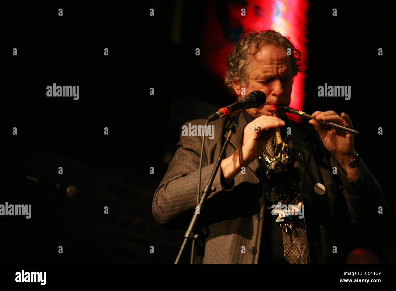 US-amerikanischer Musiker und Komponist David Amram, die mit Jack Kerouac arbeitete führt an der Bowery Poetry Club in New York City, New York Stockfoto