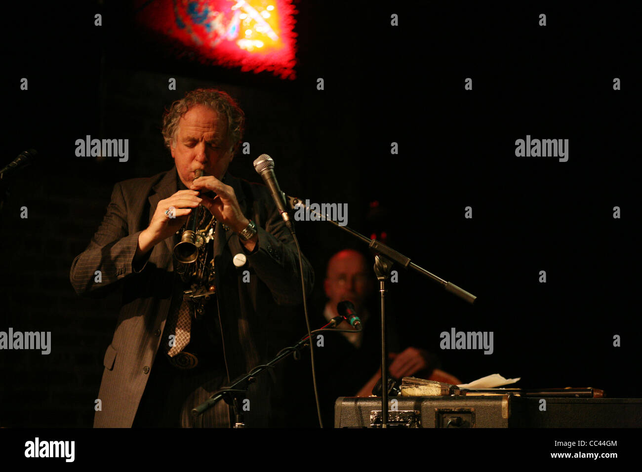US-amerikanischer Musiker und Komponist David Amram, die mit Jack Kerouac arbeitete führt an der Bowery Poetry Club in New York City, New York Stockfoto