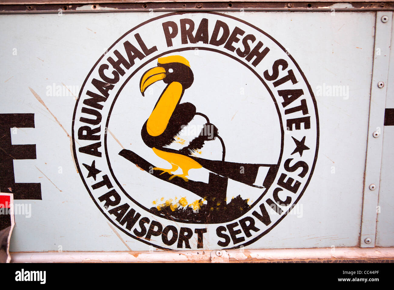 Indien, Arunachal Pradesh, Itanagar, Arunachal Pradesh State Transport Services Hornbill Symbol auf Seite des Busses Stockfoto