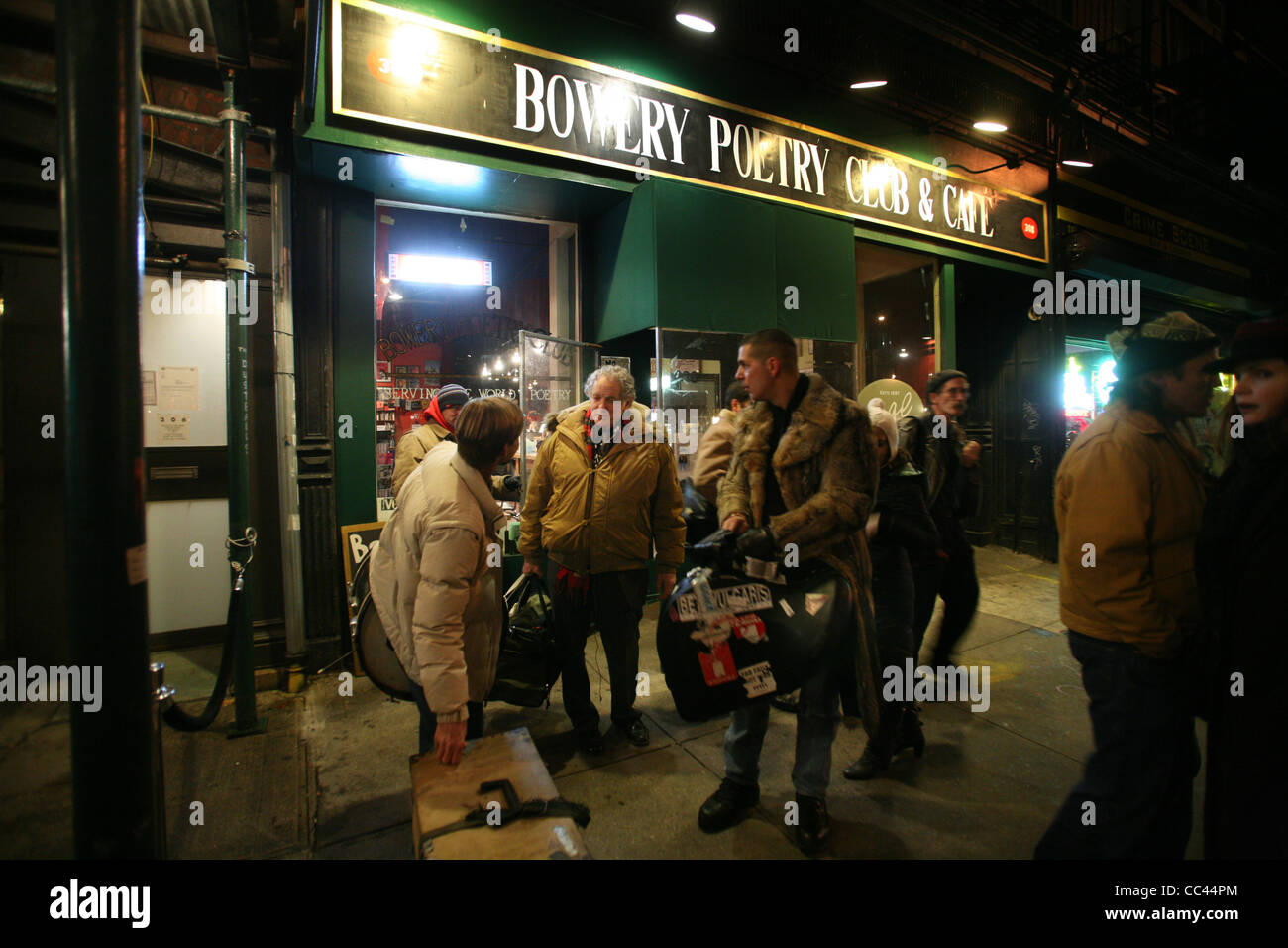 Schlagen Sie Dichterlesung in der Bowery Poetry Club. W / David Amram, Frank Messina, Jim Walck, Zoe Artemis und Sonderzeichen NY. Stockfoto