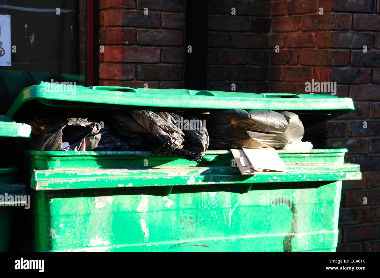 Überfüllten industriellen Abfallbehälter. Stockfoto