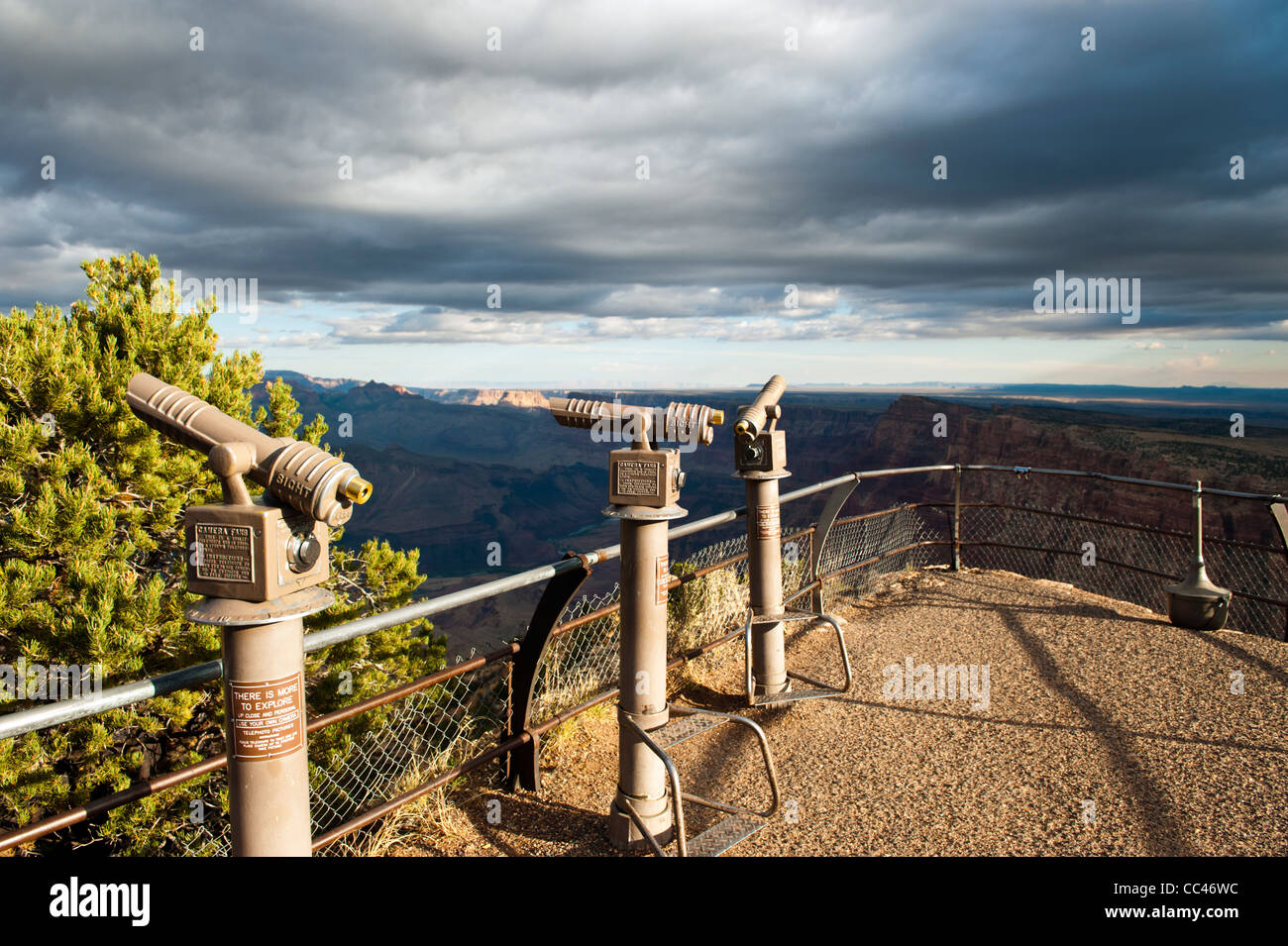 Ein Aussichtspunkt mit Teleskopen am South Rim des Grand Canyon, Arizona. Stockfoto