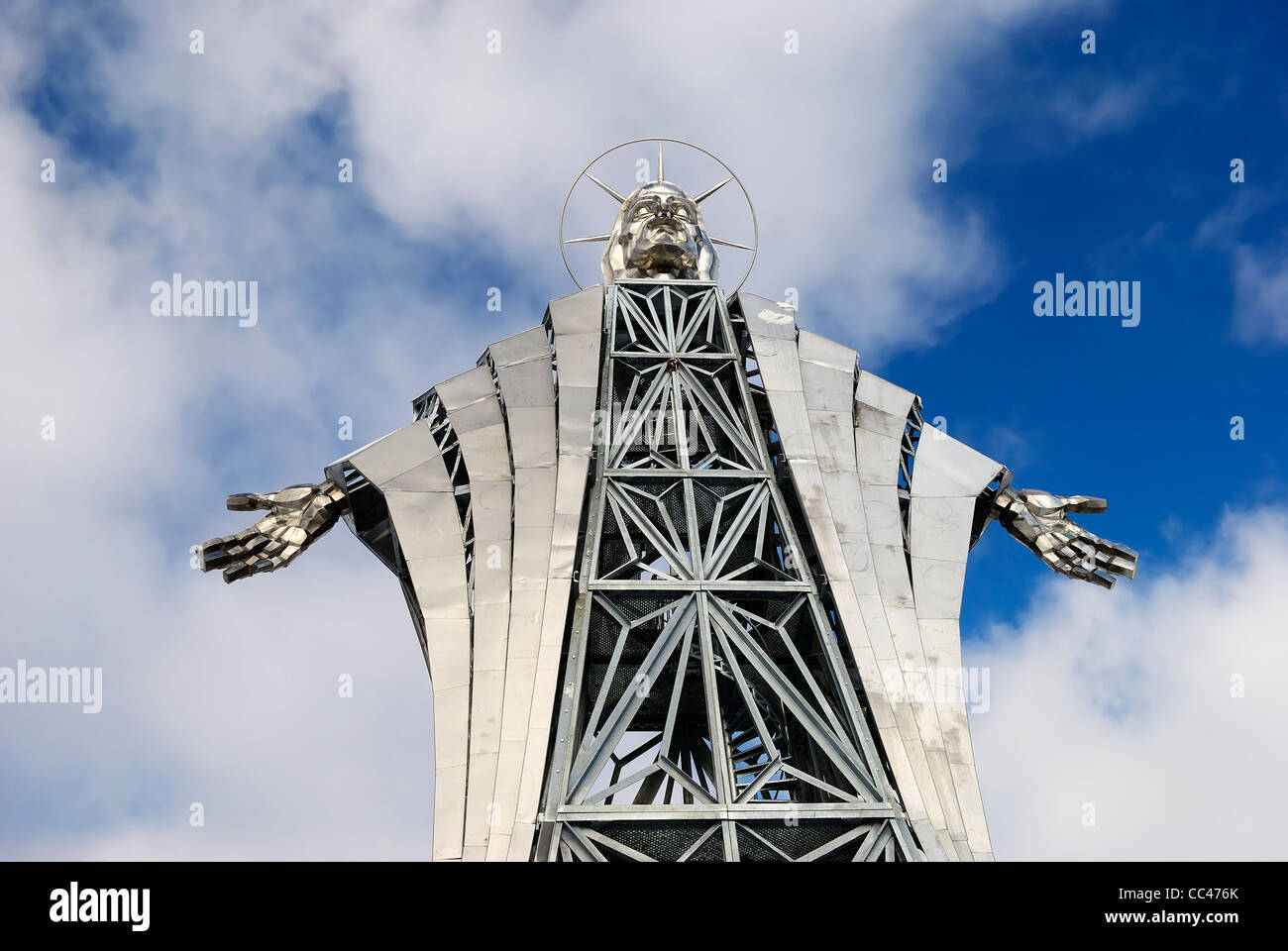 Die größte Statue von Jesus Christus in Ost-Europa gegen blauen Himmel. Stockfoto