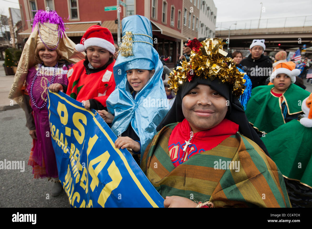 Paraders März in der jährlichen drei Könige Day Parade im Stadtteil Bushwick, Brooklyn in New York Stockfoto