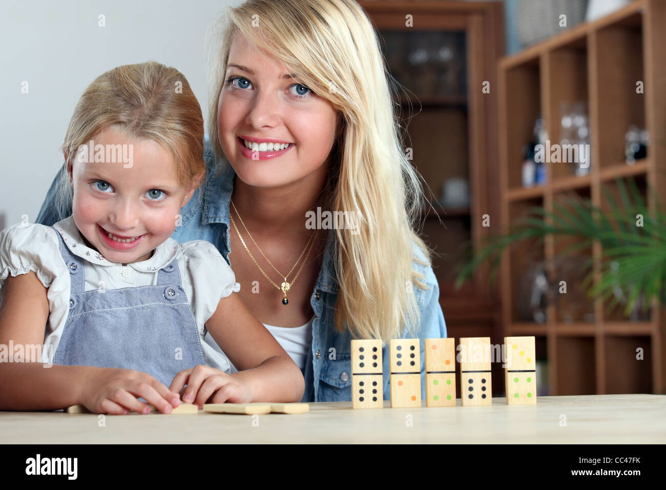 Mutter und Tochter Domino spielen Stockfoto