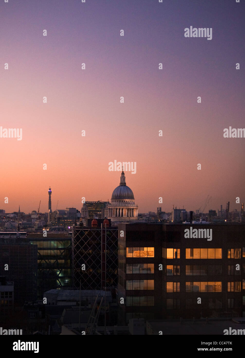 Ein Blick auf St. Pauls Cathedral in der Abenddämmerung von The Monument. Stockfoto