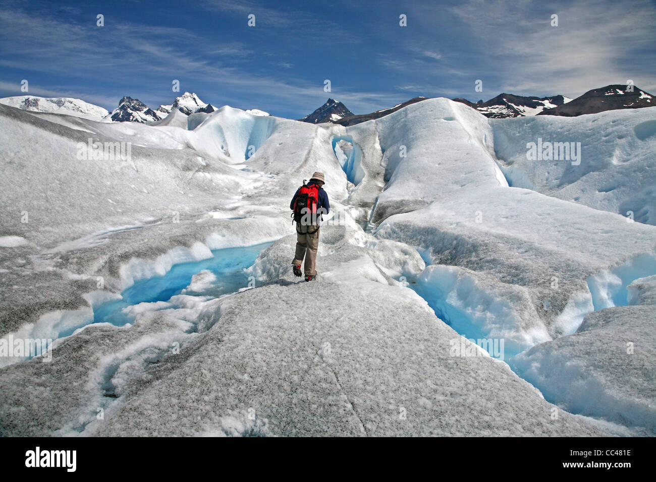 Touristen, die zu Fuß auf dem Perito Moreno-Gletscher im Los Glaciares Nationalpark, Patagonien, Argentinien Stockfoto