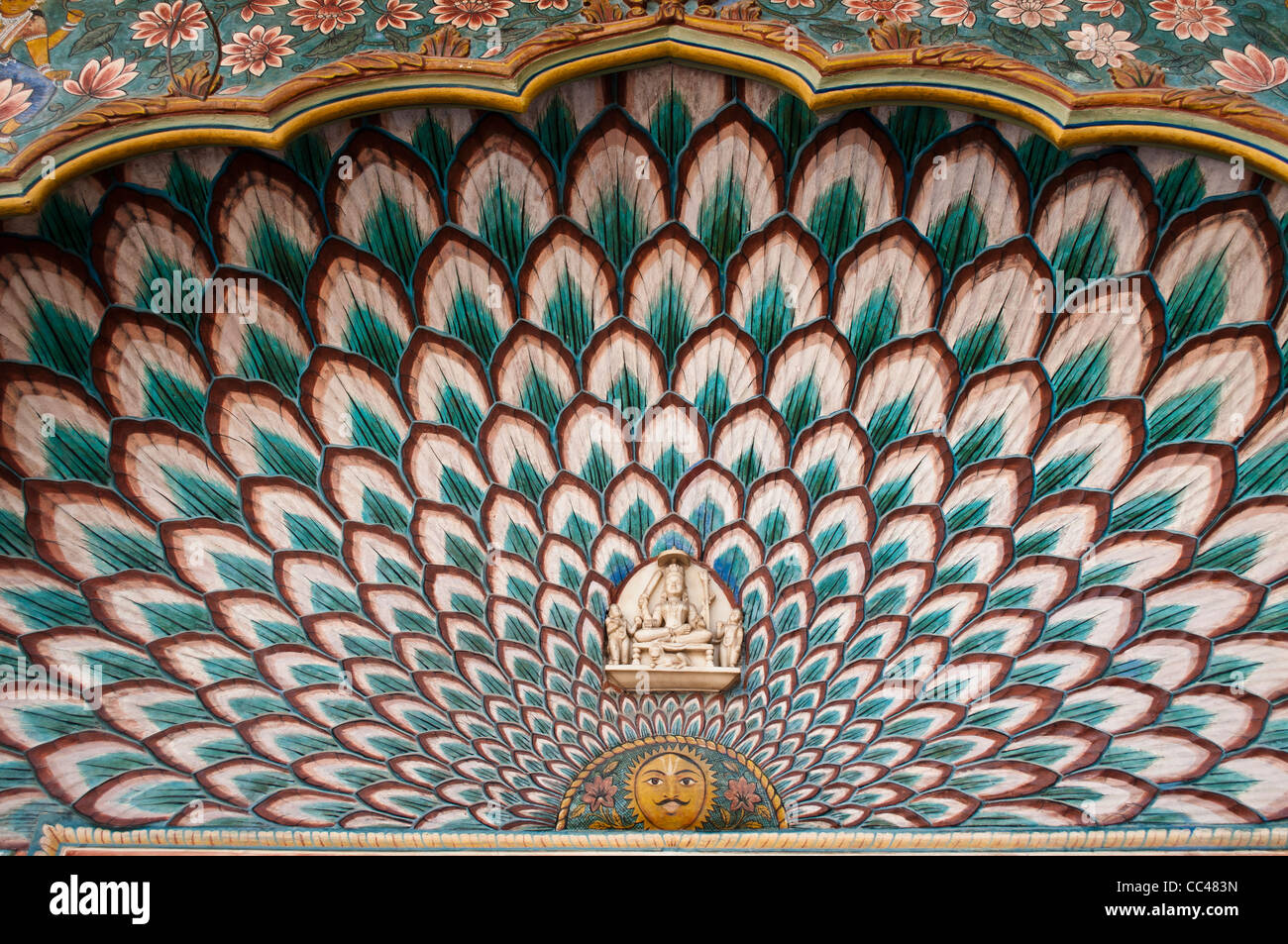 Dekoration über der Tür, Peacock Hof oder Pritam Niwas Chowk, Stadtschloss, Jaipur, Indien Stockfoto