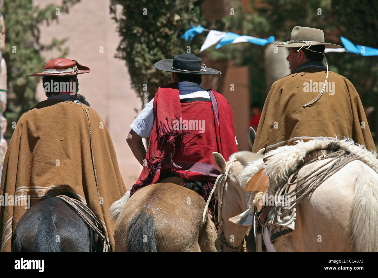 Gauchos auf dem Pferderücken in die Quebrada de Humahuaca, Provinz Jujuy, Argentinien Stockfoto