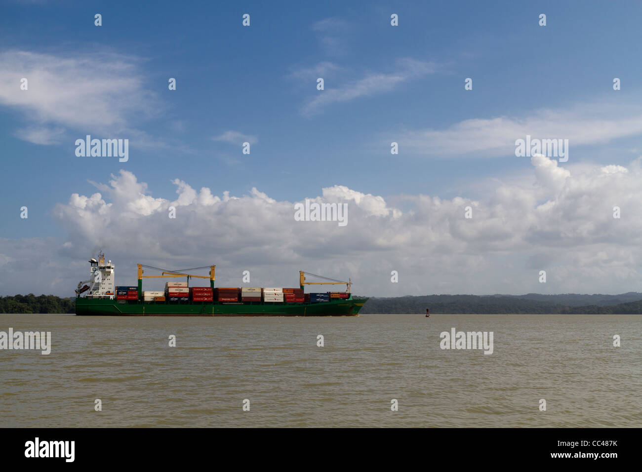 Containerschiff im Transit durch die Republik Panama, Panama-Kanal-Mittelamerika Stockfoto