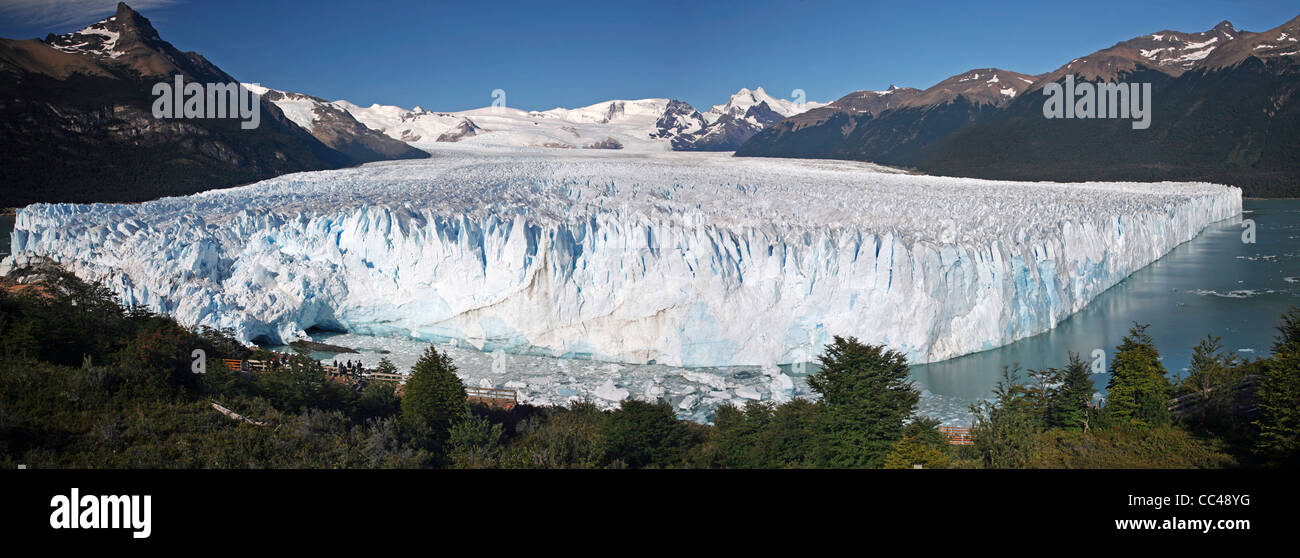 Touristen auf der Suche über den Perito-Moreno-Gletscher im Los Glaciares Nationalpark, Patagonien, Argentinien Stockfoto