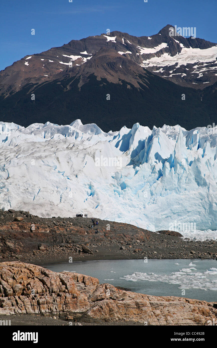 Touristen auf der Suche über den Perito-Moreno-Gletscher im Los Glaciares Nationalpark, Patagonien, Argentinien Stockfoto