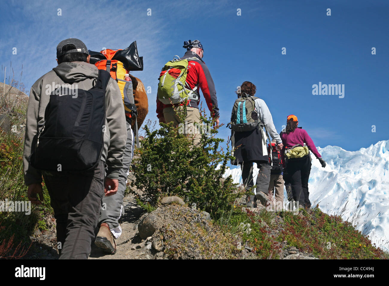 Touristen, die Wanderung zu den Perito-Moreno-Gletscher im Los Glaciares Nationalpark, Patagonien, Argentinien Stockfoto