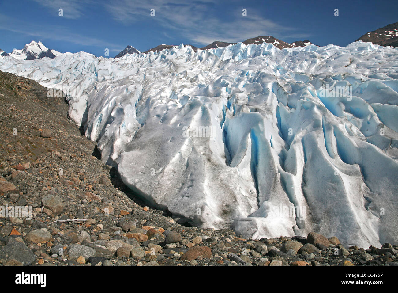 Moräne und Eis am Perito Moreno-Gletscher im Los Glaciares Nationalpark, Patagonien, Argentinien Stockfoto