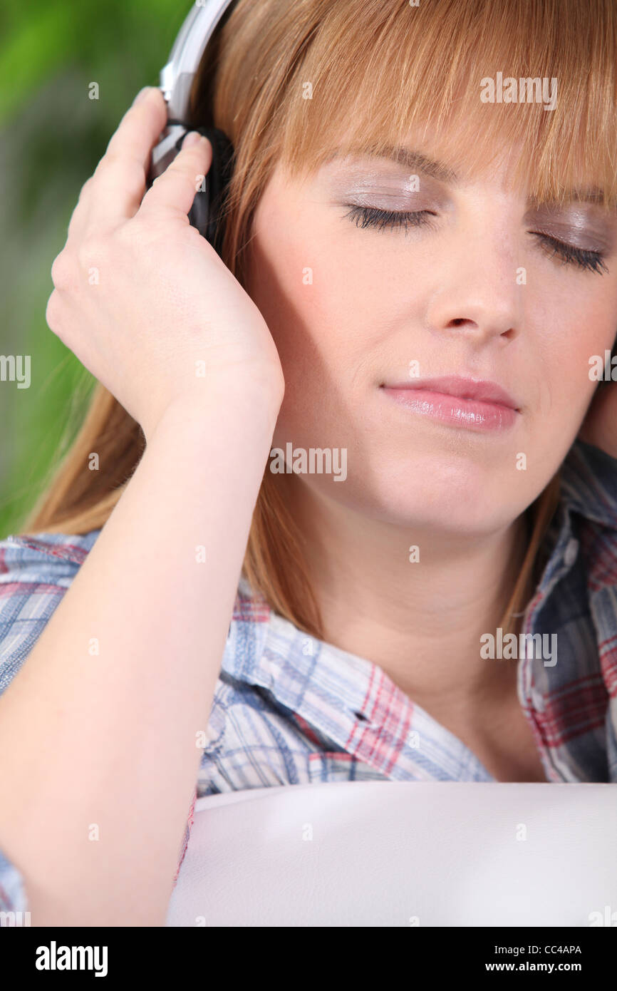 Frau entspannende Musik hören Stockfoto