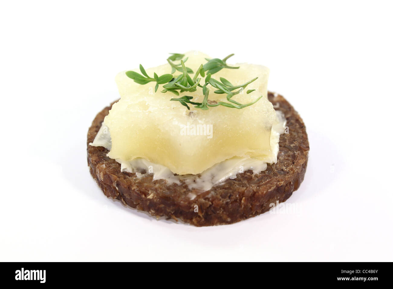 Pumpernickelbrot mit Butter, gerollt, Harzer Käse und frische Gartenkresse Stockfoto