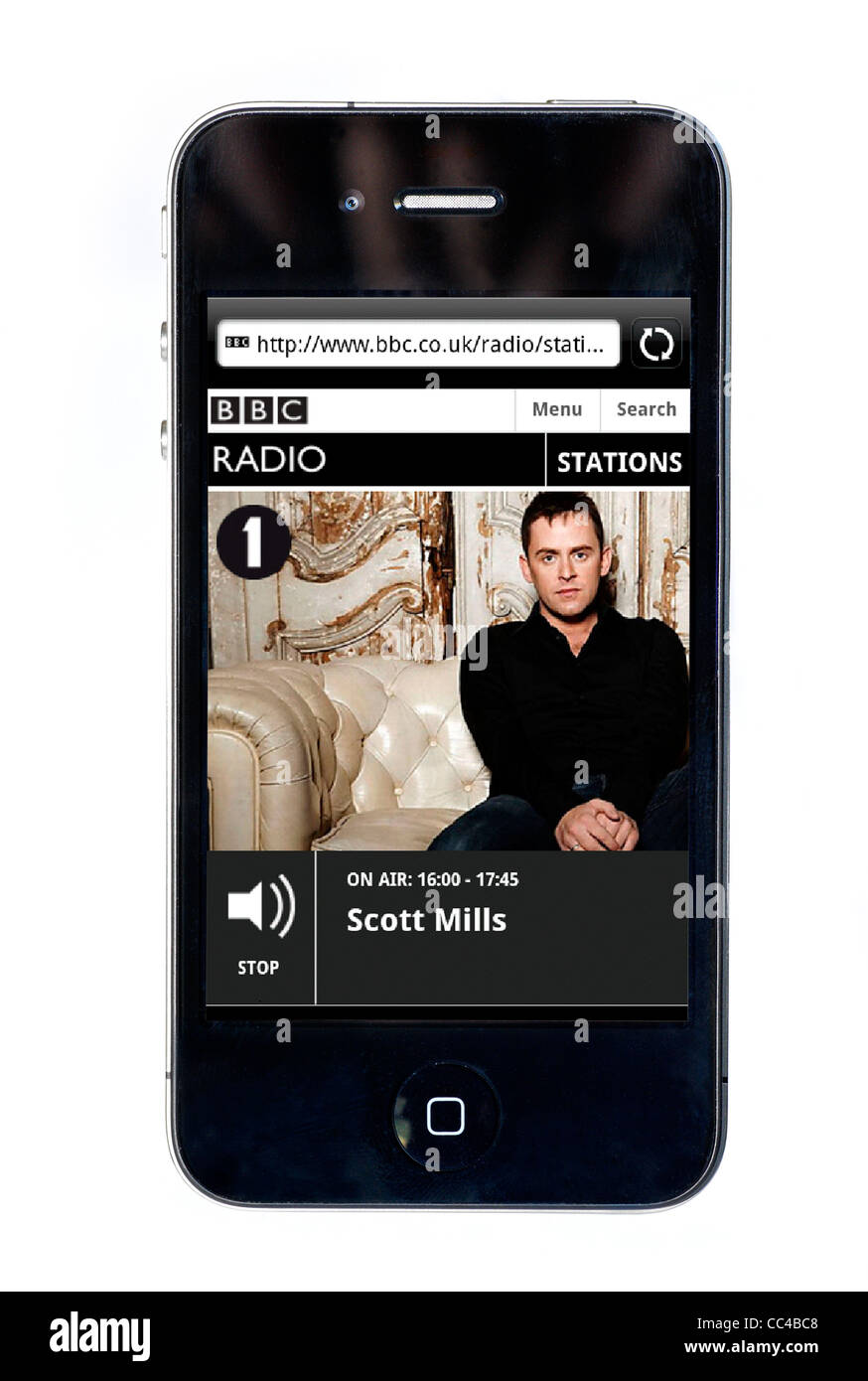 BBC Radio 1 Scott Mills-streaming auf ein Apple iPhone 4 Smartphone anhören Stockfoto