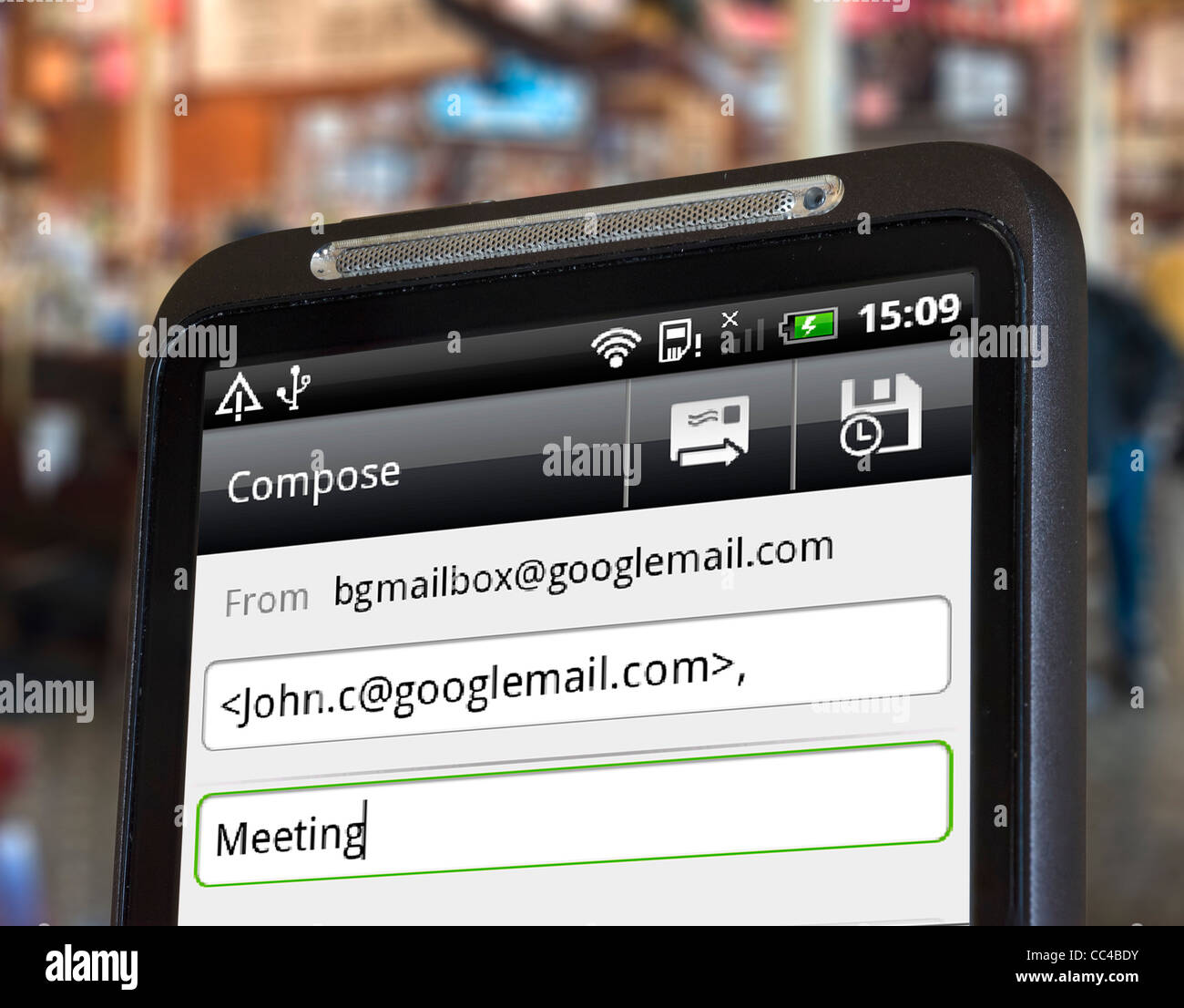 Verfassen einer Gmail Email auf einem HTC-smartphone Stockfoto