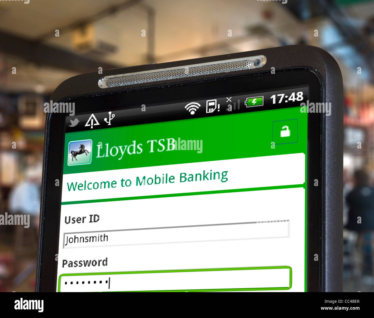 Anmeldung bei mobilen Internet-Banking mit der Lloyds TSB-app auf einem HTC-smartphone Stockfoto