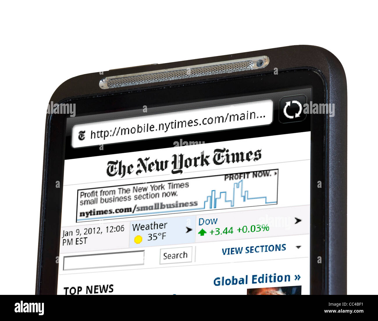 Lesen Sie die Online-Ausgabe der New York Times auf einem HTC-smartphone Stockfoto