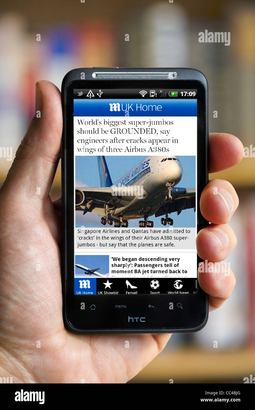 Die Daily Mail Online Zeitung-app auf einem HTC-smartphone Stockfoto