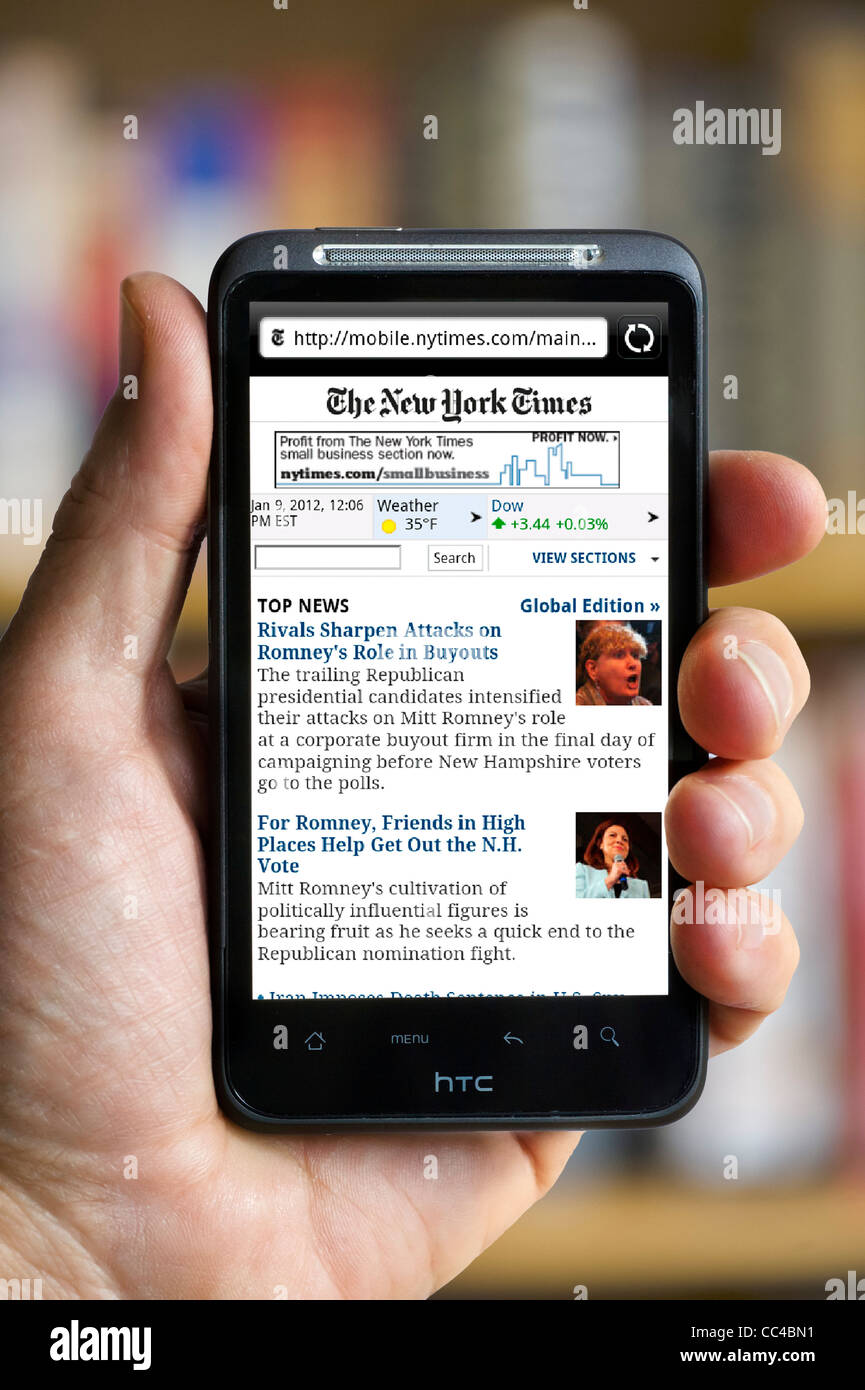 Die New York Times Zeitung Online-Ausgabe auf einem HTC-smartphone Stockfoto