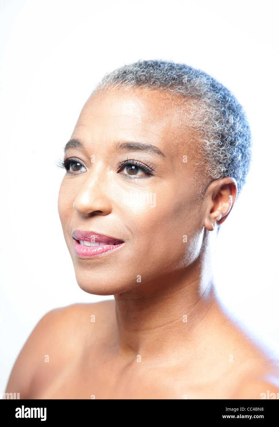 Schlichte Schönheit Bild oder Porträt einer afroamerikanischen mittlere gealterte Frau mit kurzen grauen Haaren Stockfoto