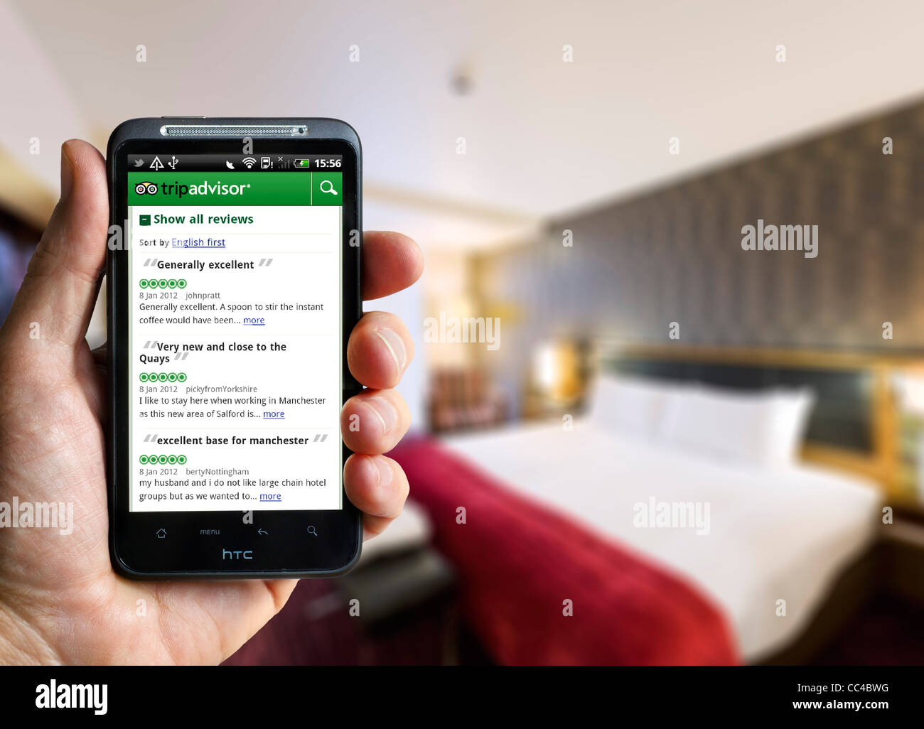 TripAdvisor app auf einem HTC-Smartphone zeigt Rauminnere und Beitrag für Holiday Inn MediacityUK Stockfoto
