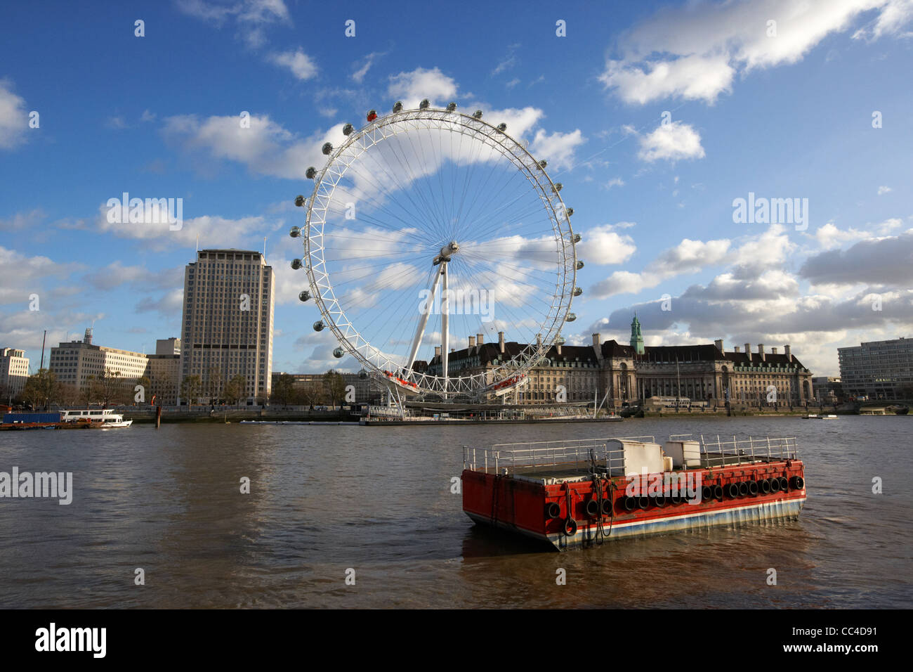 Blick auf den Fluss Themse Südufer Shell Hauptsitz London Auge und County Hall von Victoria Embankment, London England UK Stockfoto