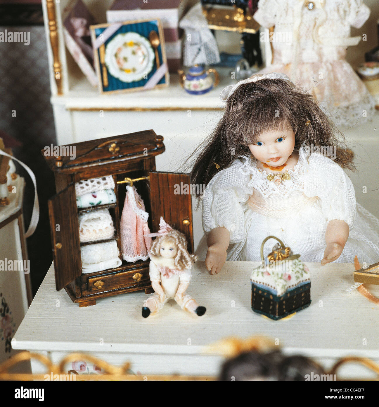 Geschäfte in miniaturpuppen besondere le carrousel des poupées -Fotos und  -Bildmaterial in hoher Auflösung – Alamy